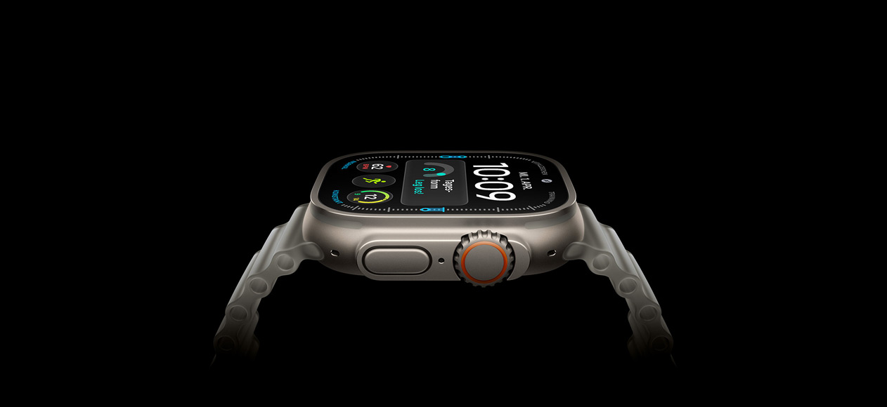 Apple Watch Ultra 4, Titangehäuse, Farbe Natur, rechte Seitenansicht, Digital Crown, erhöhte Seitentaste, digitales Zifferblatt, Ocean Armband halbtransparent grau