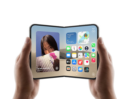 Dos manos sujetan un iPhone Duo abierto. En el lado izquierdo de la pantalla se muestra la pantalla de inicio con varios iconos de apps, como Mensajes, Fotos, Cámara y App Store.