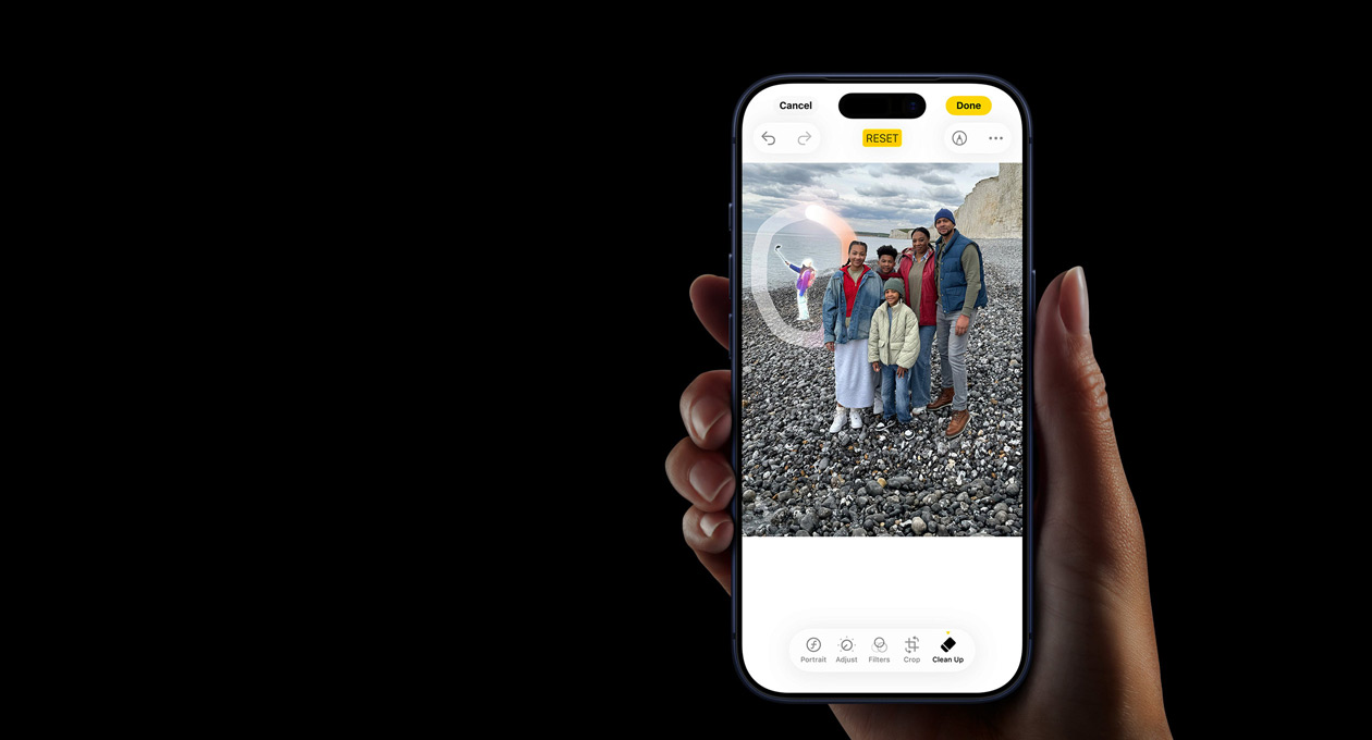 En hånd holder en iPhone 17 Pro og viser Apple Intelligence-funksjonen Direkteoversetting i en telefonsamtale satt på høyttaler.