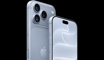 Vooraanzicht van iPhone 18 Pro in Zwart, op het scherm zijn twee mensen te zien met de feature Gezichtsvolging, demo van de feature Middelpunt van de camera aan de voorkant