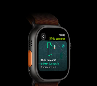 Apple Watch Ultra 4, cassa in titanio nero, funzione Sfida percorso con una mappa di un tragitto per la corsa, lato sinistro, tasto Azione, cinturino Alpine Loop borgogna