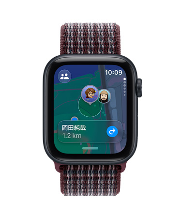 ミッドナイトアルミニウムケースのApple Watch SE 3。画面に「探す」アプリが表示されている（マップの背景にはミー文字が表示されている）。右側面の外観にDigital Crownのダイヤルが見えている。バーガンディプラッドのスポーツループバンド