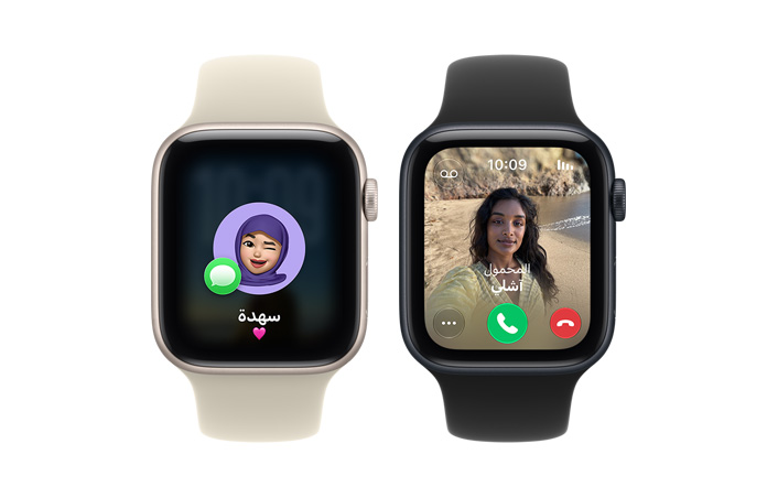 ساعات Apple Watch SE 3، إطارات ألومنيوم، لون ضوء النجوم وسماء الليل، شاشات تعرض ميموجي ومكالمة واردة، الجهة الخارجية اليمنى، قرص التاج الرقمي، أحزمة رياضية، لون رملي (أسمر فاتح) وأسود