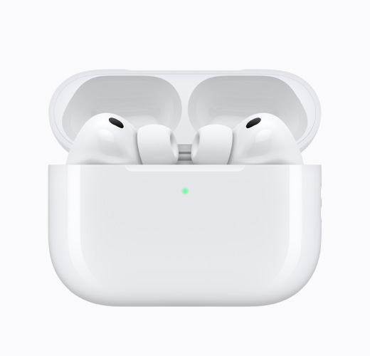 سماعات AirPods 5 داخل علبة شحن بيضاء مفتوحة