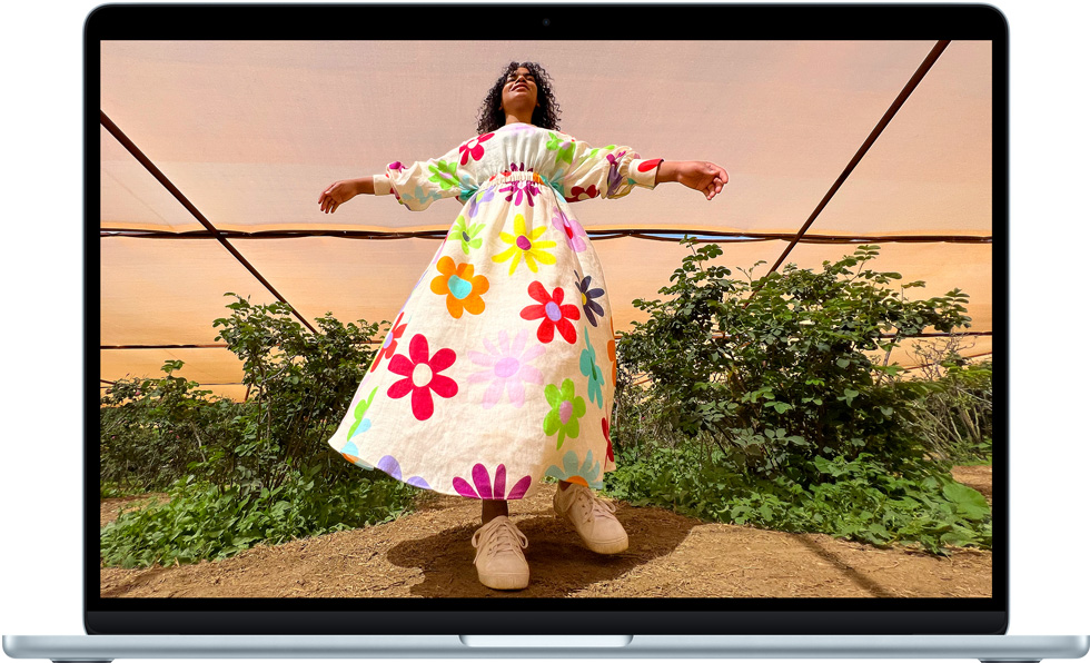 جهاز MacBook Air يعرض شاشة ريتنا ليكويد مفعمة بالألوان