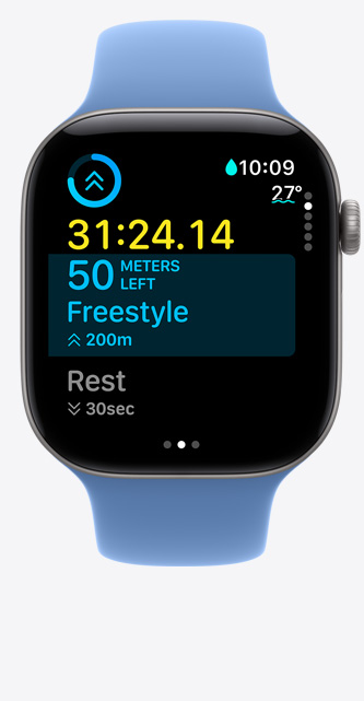 Apple Watch Series 12 z kopertą z aluminium w kolorze gwiezdnej szarości i paskiem sportowym w kolorze polnym niebieskim. Na ekranie Trening własny użytkownika i mierzone wskaźniki pływania w basenie.