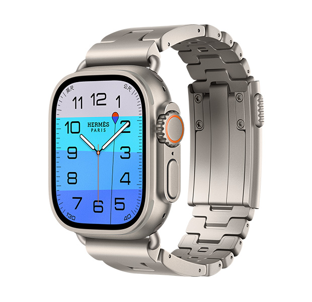 原色鈦金屬錶殼 Apple Watch Hermès Ultra 4，採用 Fathom 與 Wonder 指針錶面 (小時、分鐘與秒針，以及水深複雜功能，橘色的浮標漂浮在透藍的海面上，海面由淺藍漸變至中藍)，右側外觀上有數位錶冠、凸起的側邊按鈕，搭配 Gris Titane 鈦灰色 Grand H Titane 錶帶