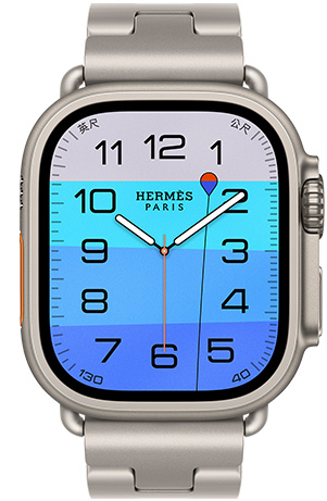 原色鈦金屬錶殼 Apple Watch Hermès Ultra 4，採用 Fathom 與 Wonder 指針錶面 (小時、分鐘與秒針，以及水深複雜功能，橘色的浮標漂浮在透藍的海面上，海面由淺藍漸變至深藍)，右側外觀上有數位錶冠、凸起的側邊按鈕，搭配 Gris Titane 鈦灰色 Grand H Titane 錶帶