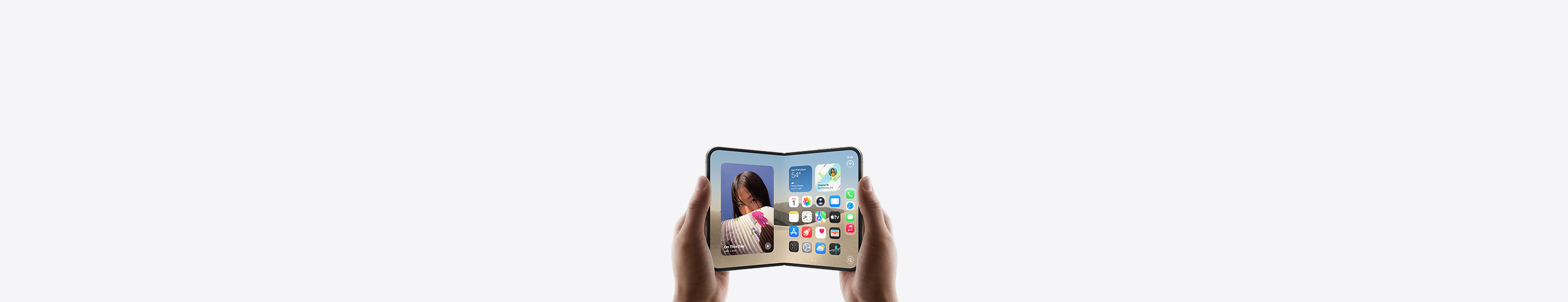 兩隻手拿著橫向放置的 iPhone Duo，裝置展開，內螢幕展示主畫面