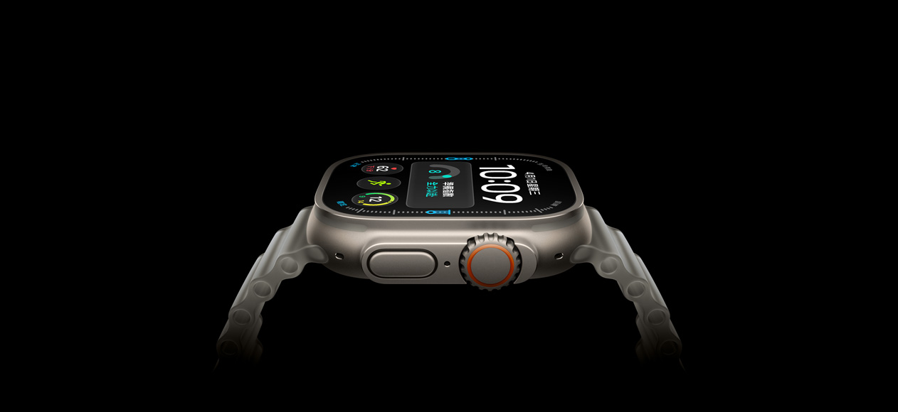 Apple Watch Ultra 4，展示原色鈦金屬錶殼，搭配半透明灰色海洋錶帶，機身右側展示數位錶冠、凸起的側邊按鈕，以及數位錶面