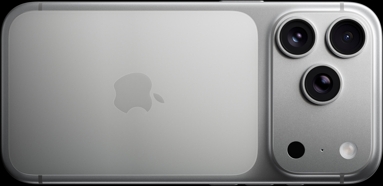 En iPhone 17 Pro i fargen sølv vises bakfra, med et Pro Fusion-kamerasystem bestående av tre objektiver, mikrofon og blits.