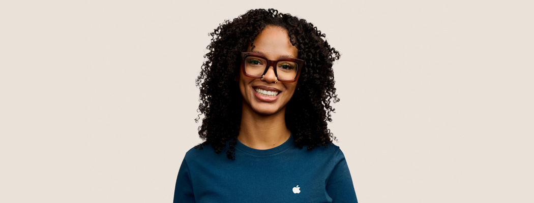Barátságosan mosolygó Apple-szakértő