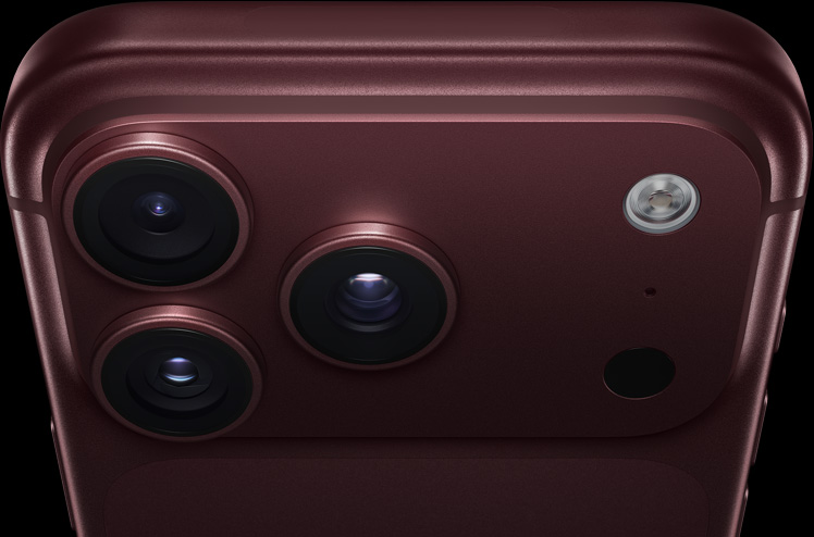 iPhone 18 Pro, kleur bordeauxrood, schuin zijaanzicht van deel van achterkant om het Pro-camerasysteem linksboven te laten zien, 3 lenzen, microfoon, flitser
