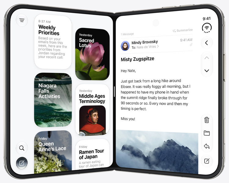 iPhone Duo en posición vertical, abierto como un libro, el panel izquierdo muestra la app Siri y el derecho la app Mensajes.