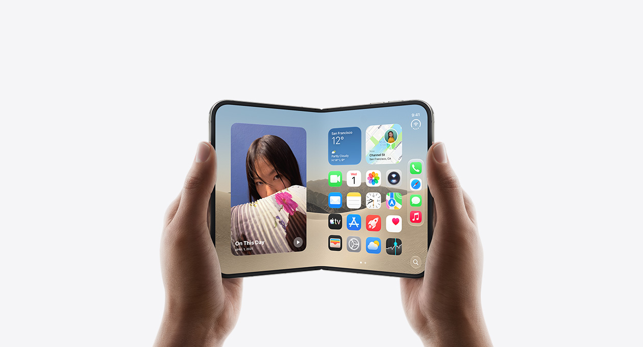 iPhone Duo, được cầm bằng hai tay trong dáng mở ngang, viền ngoài của mặt trong, màu Trắng Ánh Sao, hiển thị màn hình chính của iOS, ảnh ở bên trái, ứng dụng ở bên phải